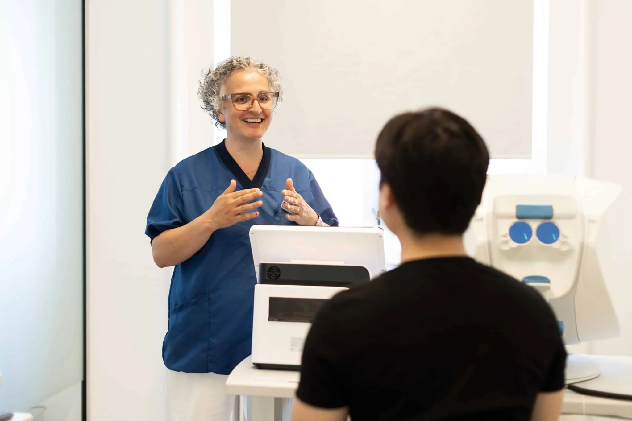 Clinic assistant talking to a patient at the eye doctor in Copenhagen
