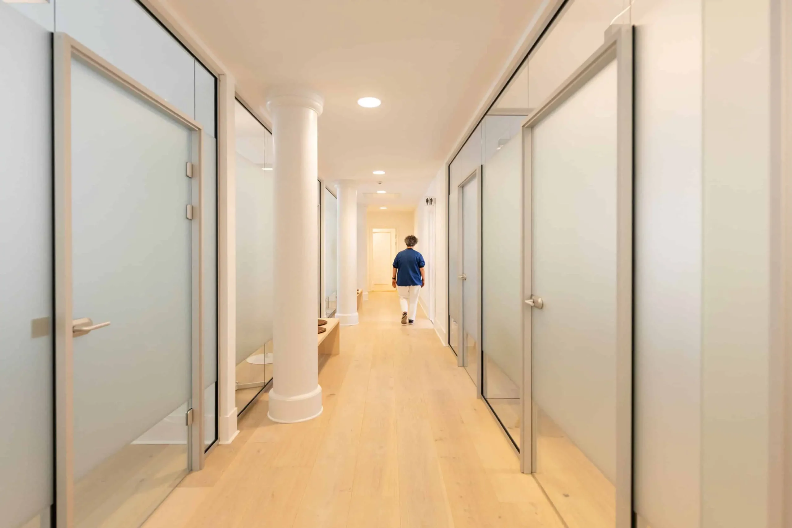 øjenlæge medarbejder går ned ad en gang hos øjenlæge københavn