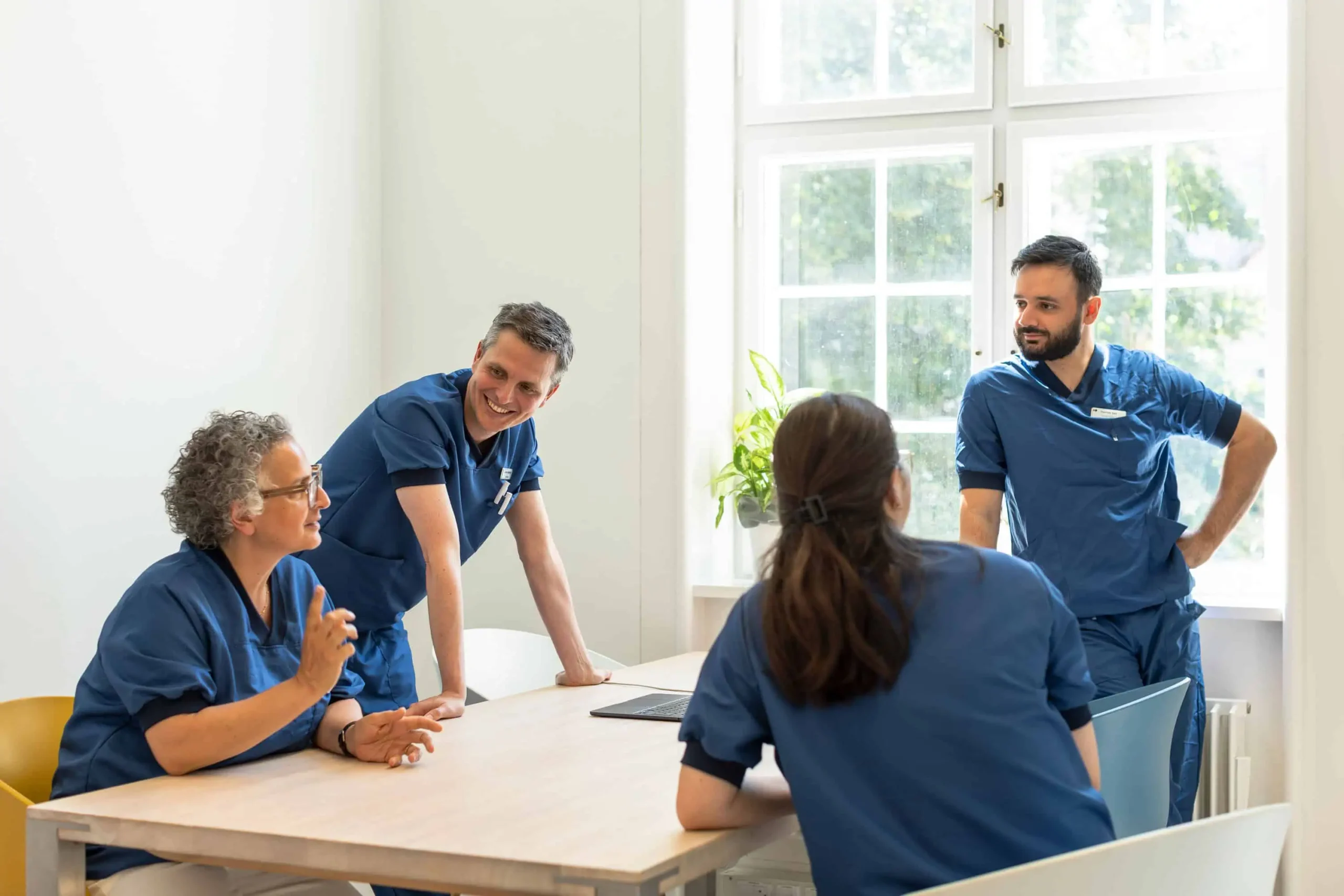 øjenlæge personale snakker