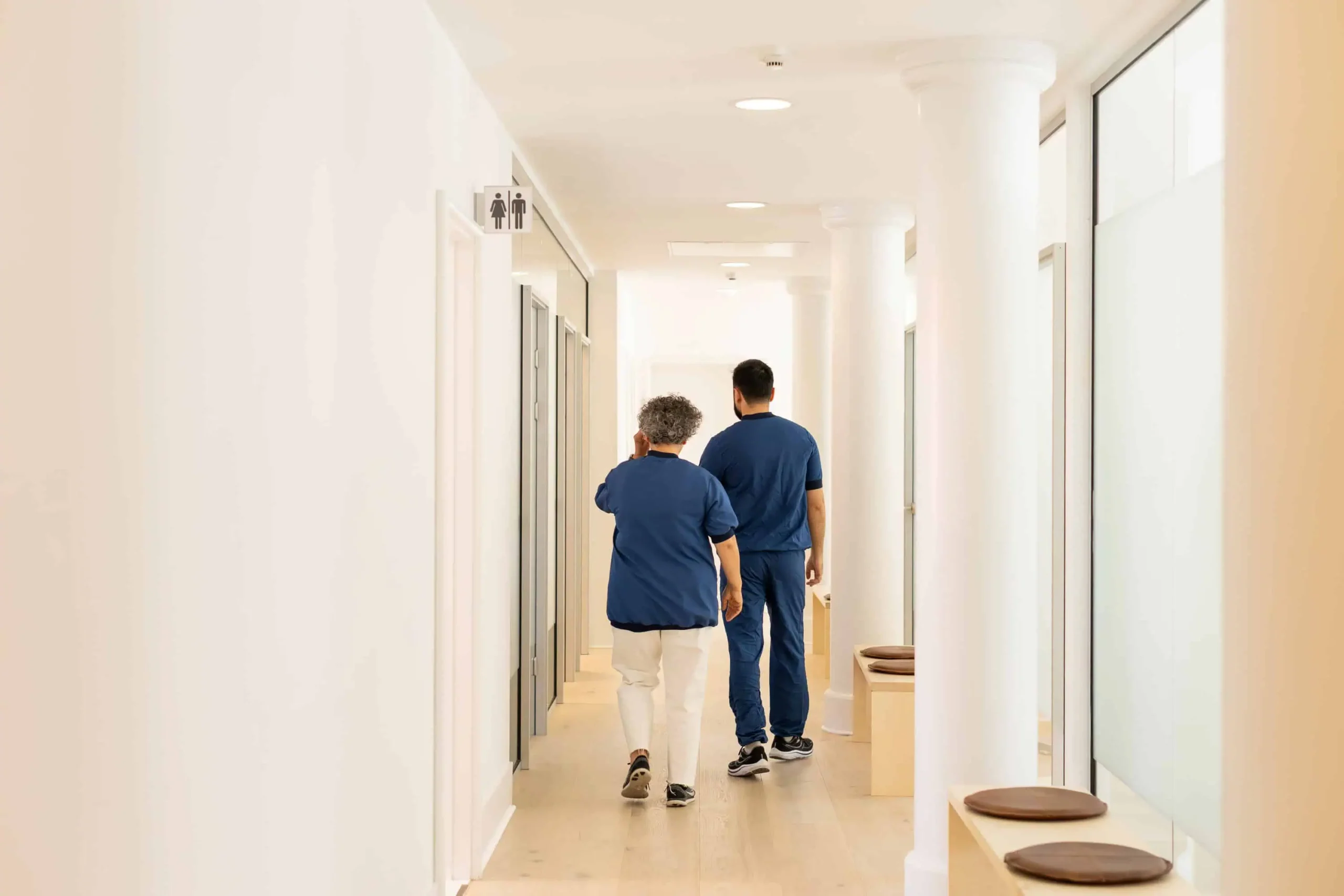 to øjenlæge ansatte går ned ad en gang