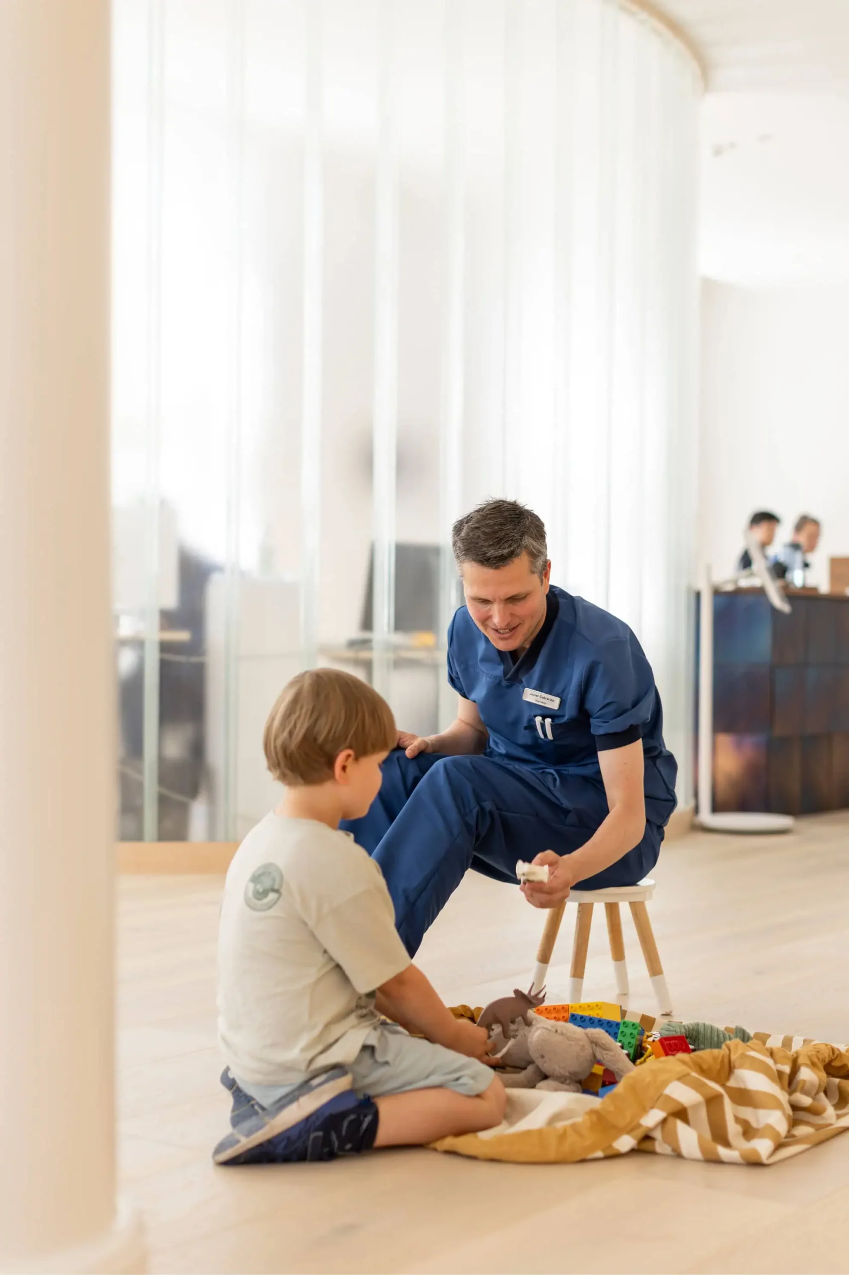 øjenlæge leger med et barn