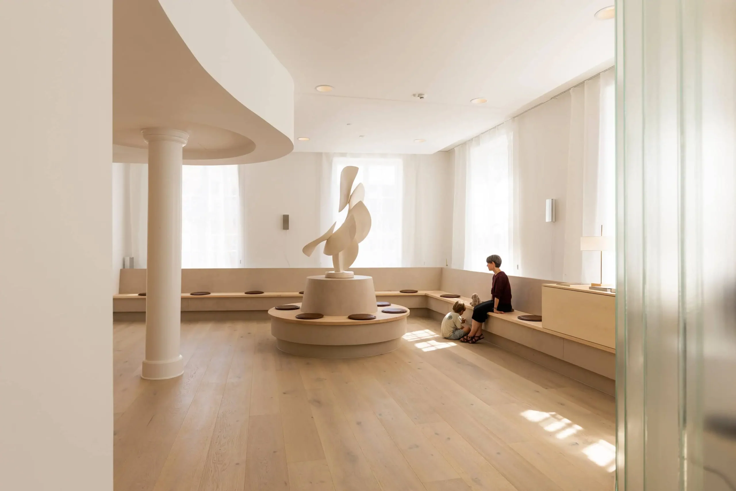 mor og barn i venteværelse hos øjenlæge Copenhagen Eye Institute