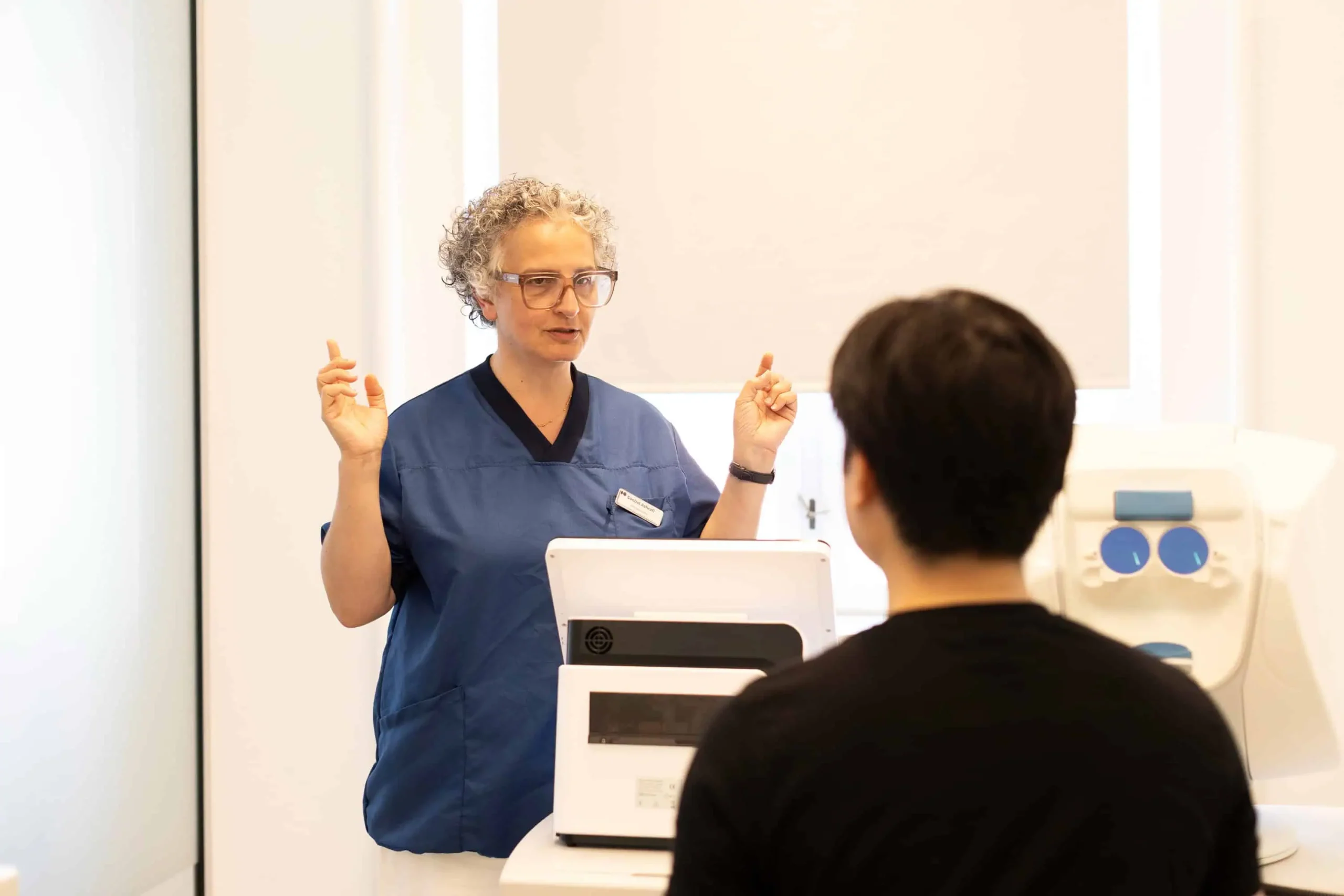 øjenlæge patient bliver undersøgt af en klinikassistent