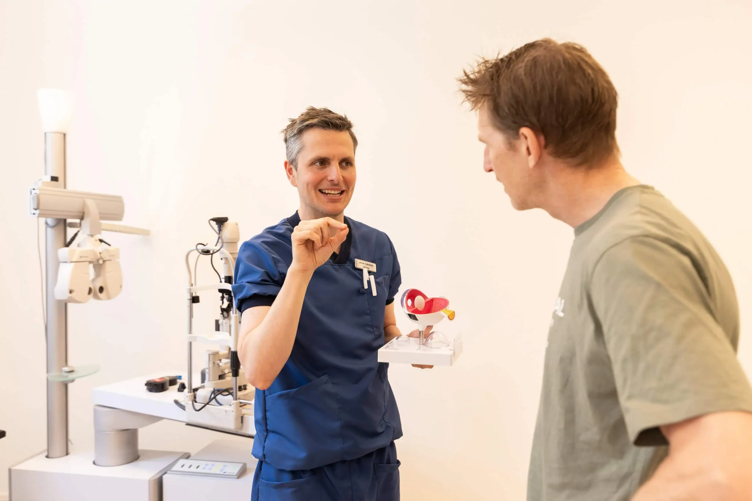 Laser eye surgery 2 øjenlæge snakker med patient