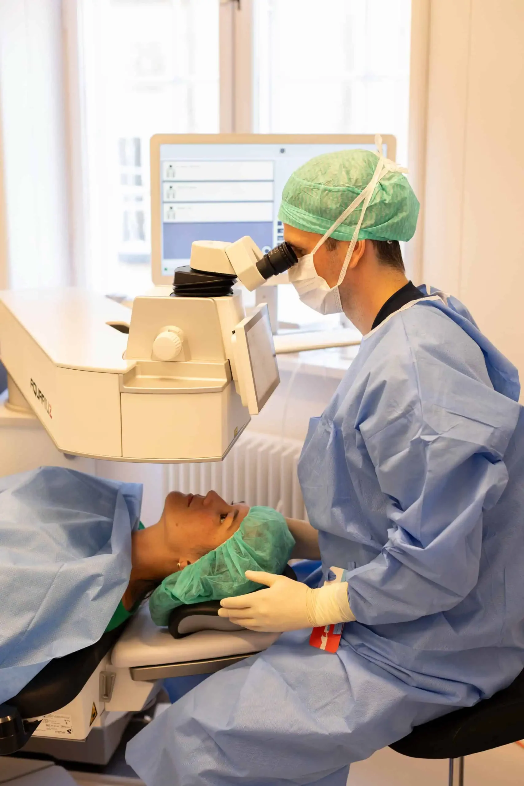 øjenlæge opererer patient i operationsrum med laser hos copenhagen eye institute, øjenlæge i københavn