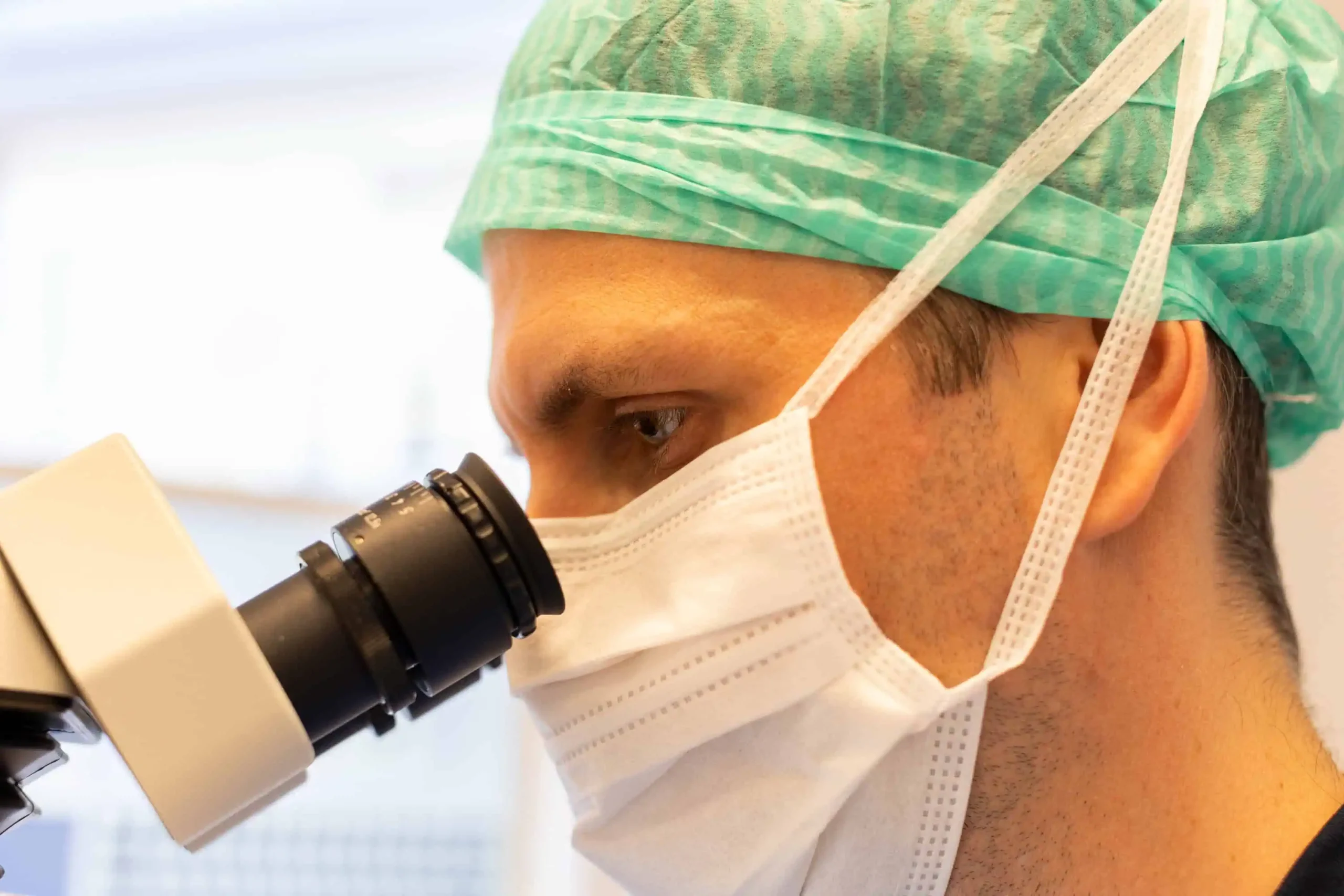 Optimeret kataraktkirurgi med Zeiss Quatera 700 1 øjenlæge kigger i udstyr