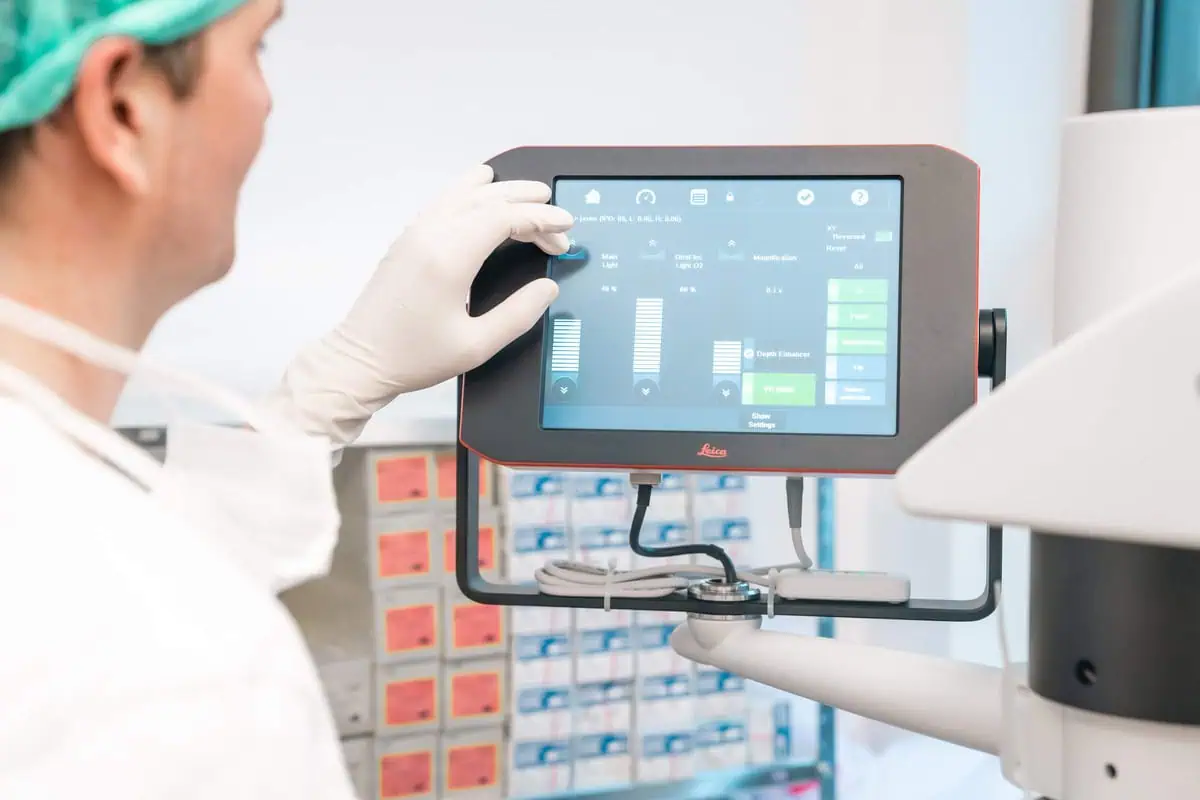 øjenlæge indstiller udstyr