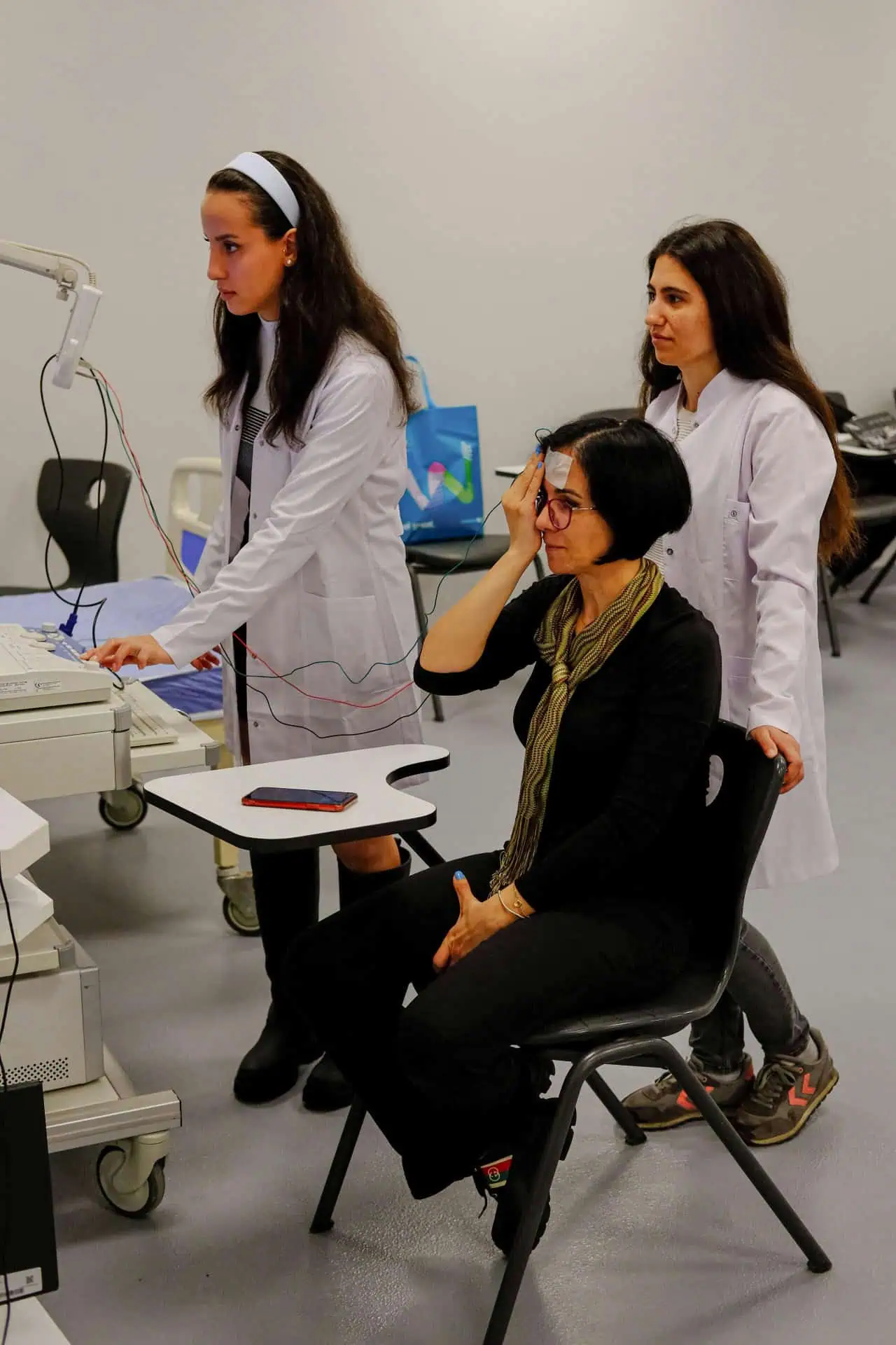 Kvinde får undersøgt sine øjne