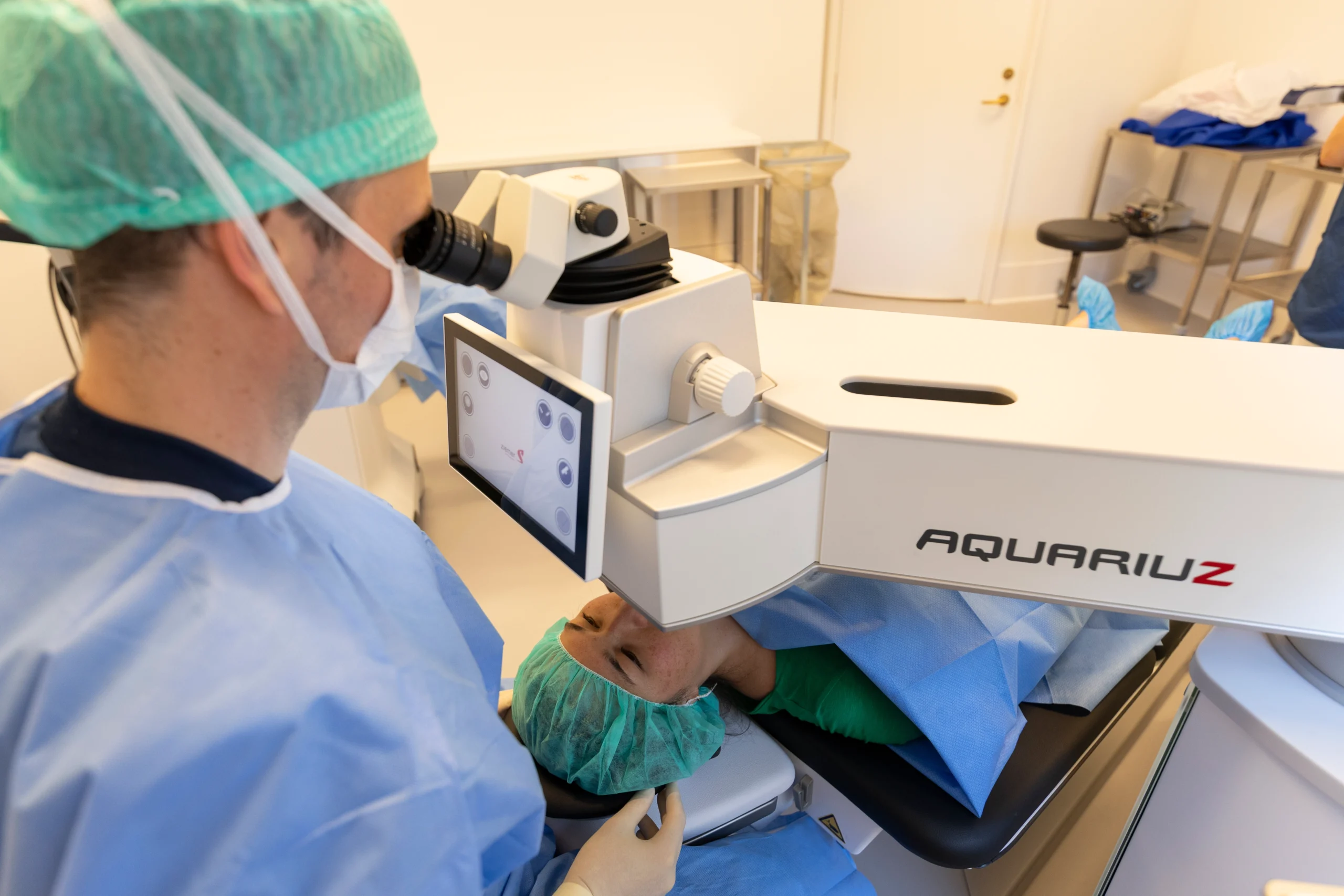 operation hos øjenlæge copenhagen eye institute med øjenlæge og patient