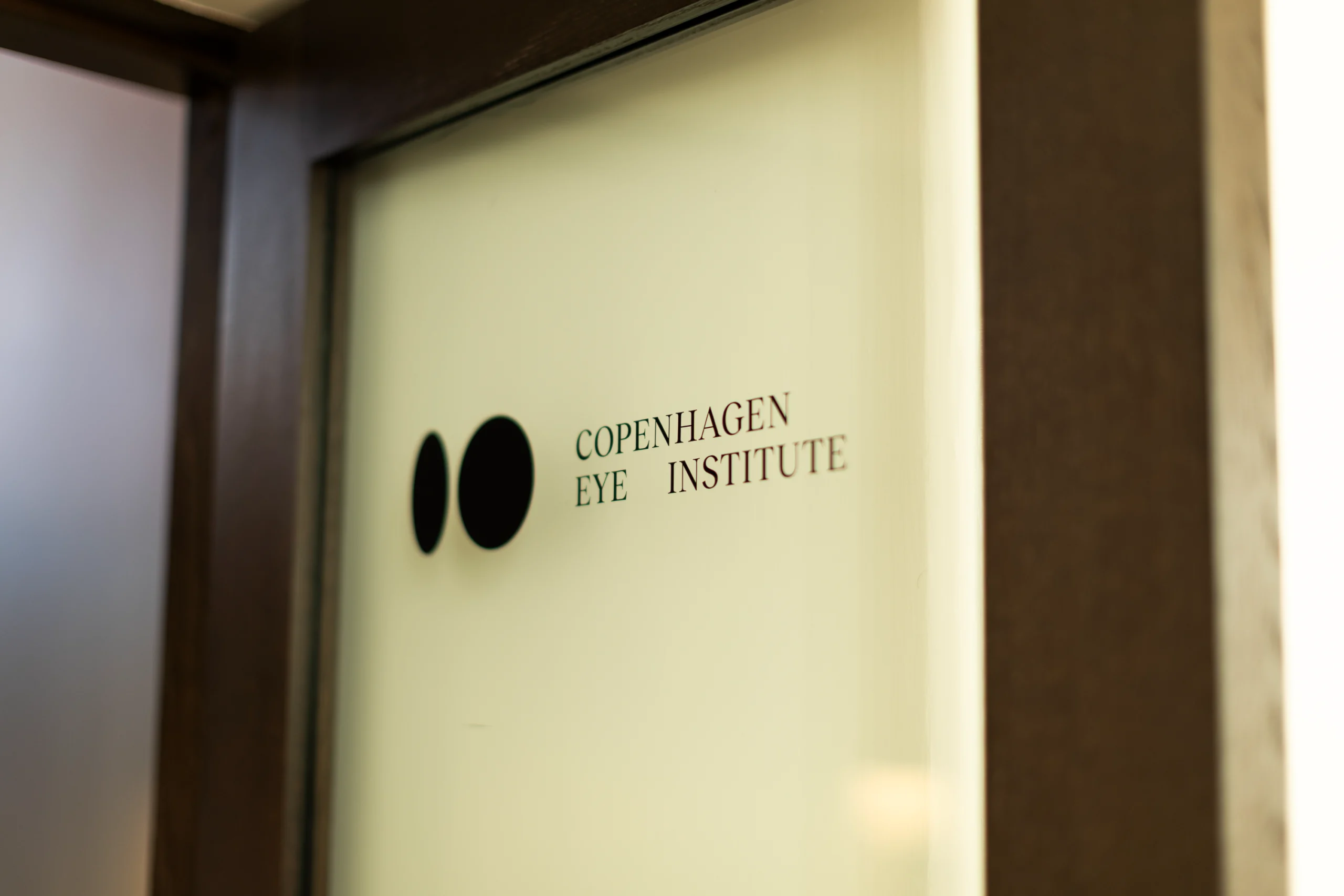 Glasdør med Copenhagen Eye Institute logo