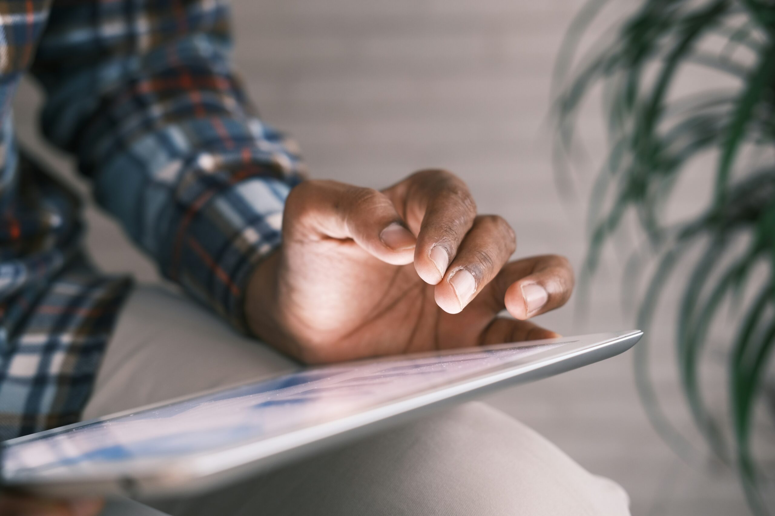 person sidder med tablet