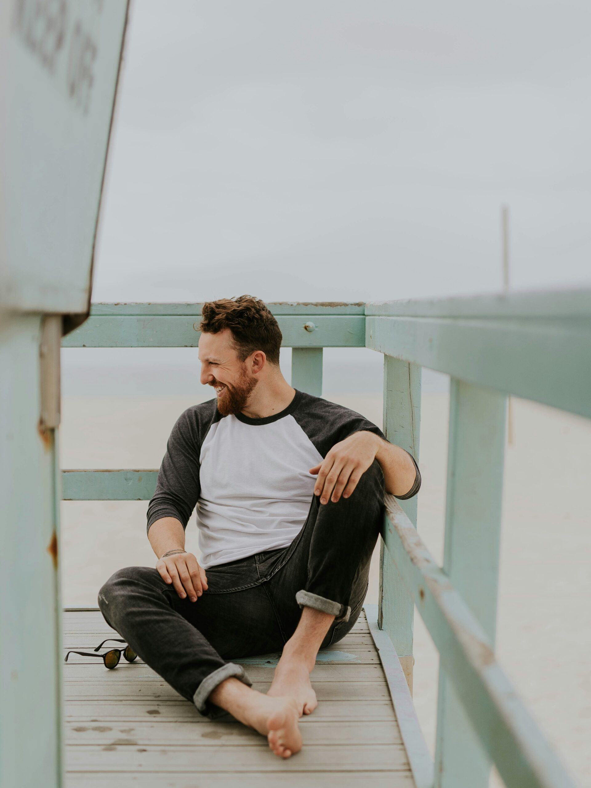 glad mand på strand som symboliserer glæde med brillefrihed