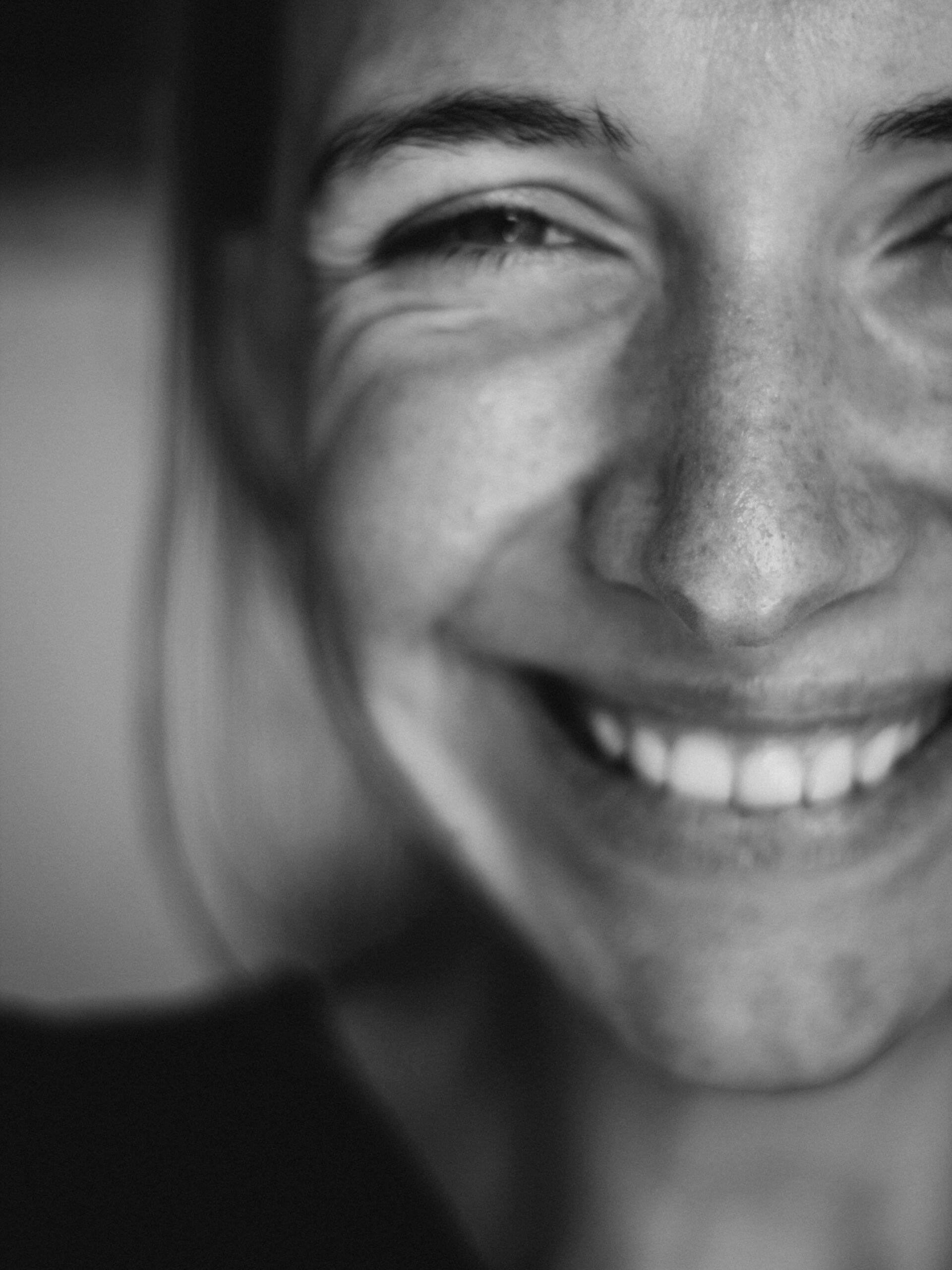 smilende kvinde som symboliserer glæden ved brillefrihed