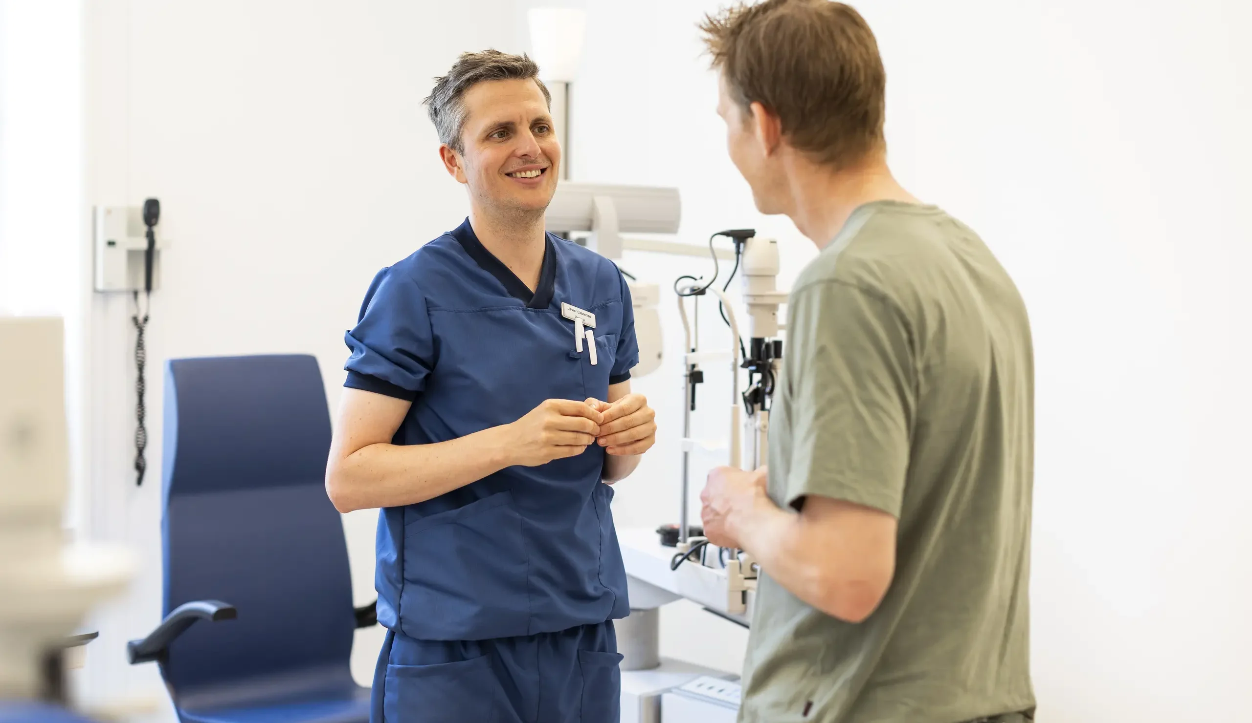 øjenlæge hos copenhagen eye institute taler med sin patient