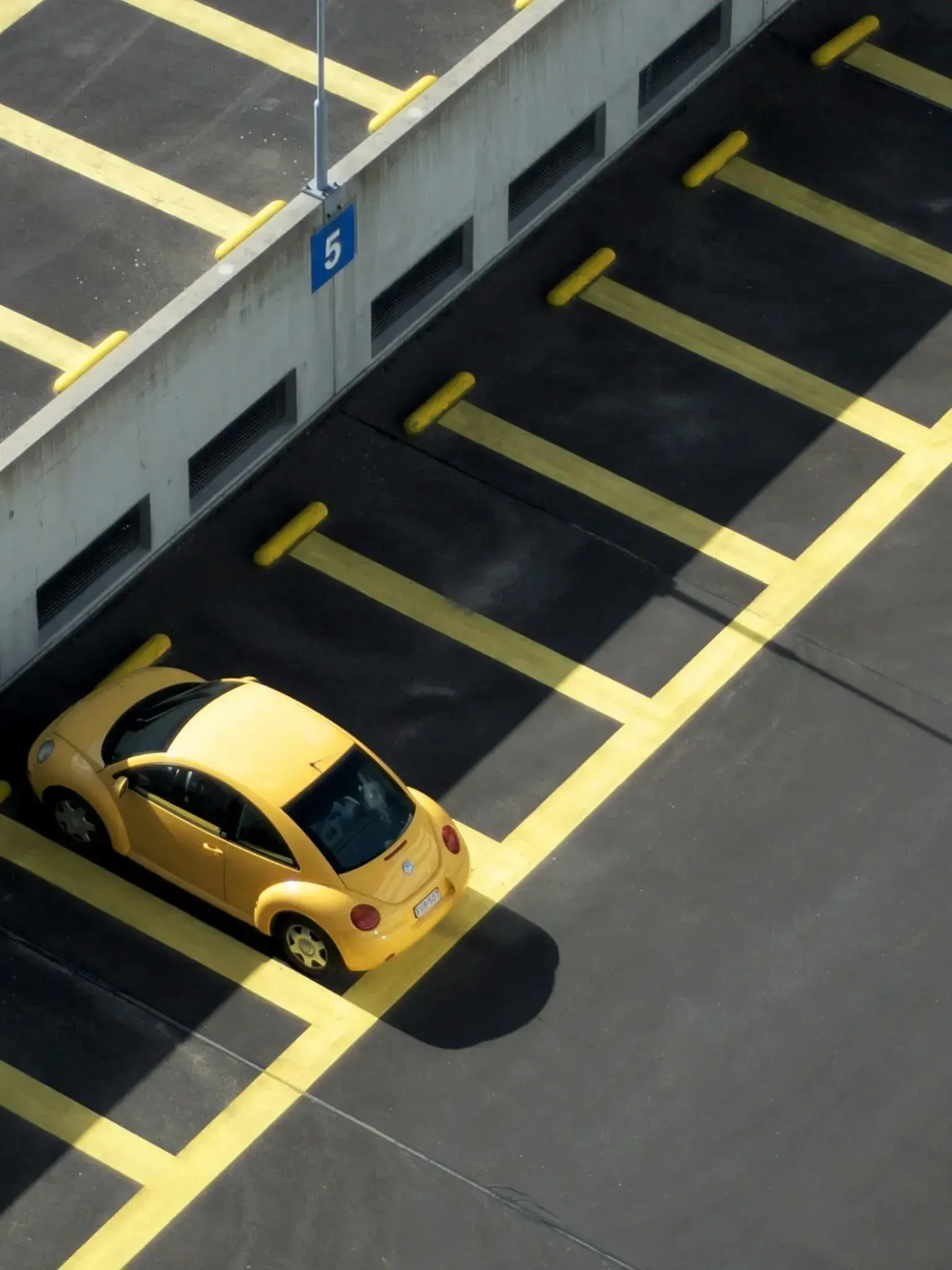 bil i parkeringsplads som illustrerer parking hos øjenlæge copenhagen eye institute
