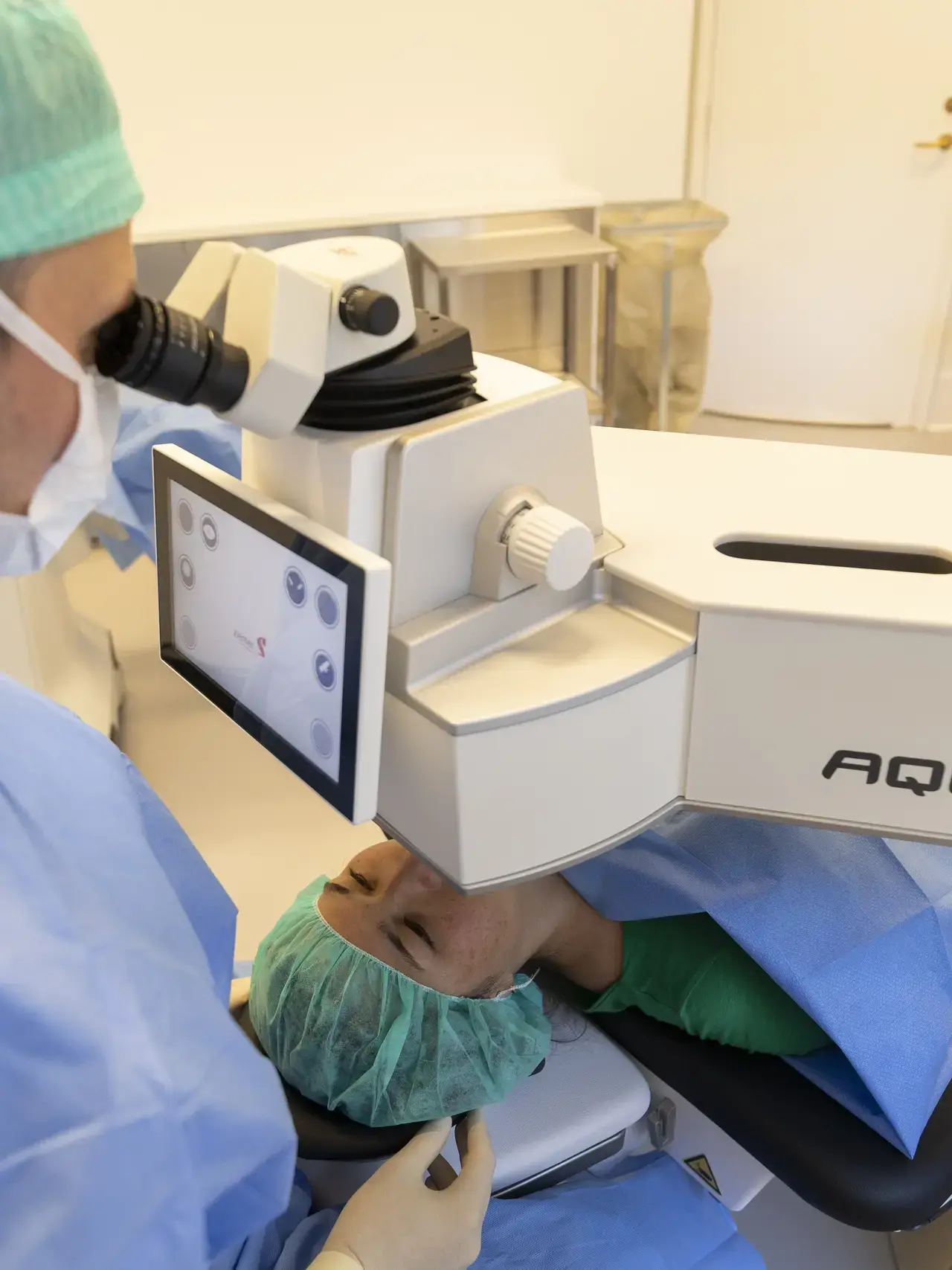 peration hos øjenlæge copenhagen eye institute med øjenlæge og patient